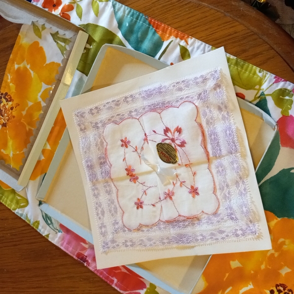 2 new in box vintage women's hankies. - Picture 7 of 8